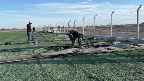 AVANCE. La cancha de fútbol 11 del primer complejo deportivo en el departamento 25 de Mayo tiene un 90% de avance de obra, con la instalación del césped sintético casi finalizada.