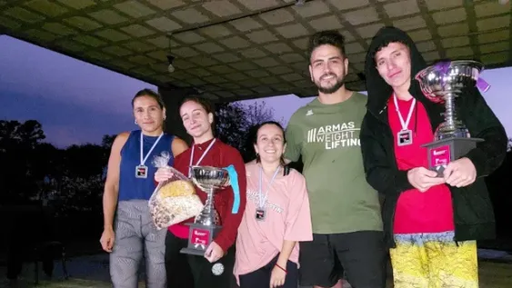 EL INSTRUCTOR  Sergio Armas y pesistas del gimnasio sanjuanino, que organizó y ganó el torneo en el sur cordobés.