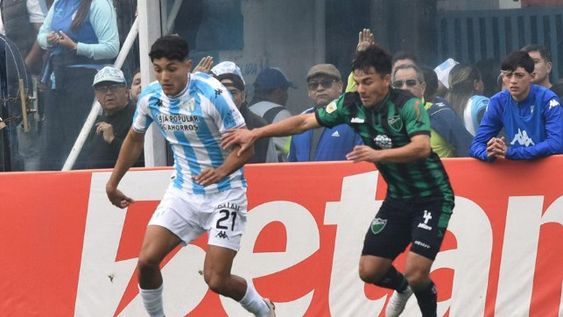 Caída. Ale Molina presiona la salida de Ignacio Galván. En Tucumán, San Martín empezó con el pie izquierdo perdiendo contra Atlético.