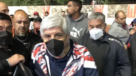 Hugo Moyano protagonizó un tenso cruce con un hincha de Independiente