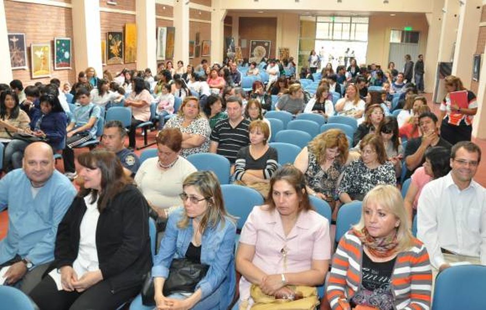 Lanzan seminario y dan premios