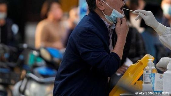 China extendió confinamientos tras registrar un récord de casos diarios de covid