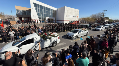 gracias oficiales por todo, el sentido homenaje de los bomberos de san juan a las victimas de la tragedia aerea
