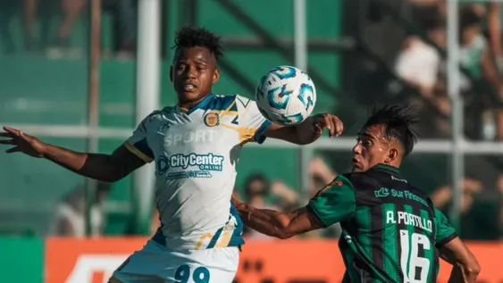 Ayrton Portillo, de buen desempeño en los dos partidos que jugó, marca al colombiano Campaz de Rosario Central. Fue empate 0-0 en Concepción. Hoy el Verdinegro buscará hacer un gol en Junín.