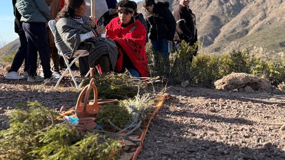 Fuego, yuyos y semillas son los elementos clave en la ceremonia Huarpe previa a la liberación de un cóndor andino.