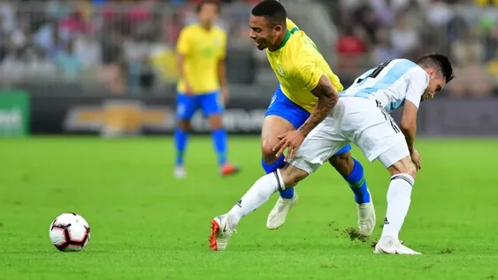 Argentina perdió con Brasil por un gol agónico y Scaloni perdió el invicto