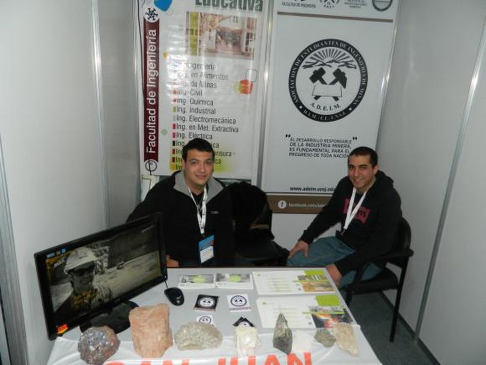 Juntan apuntes para ayudar con el estudio