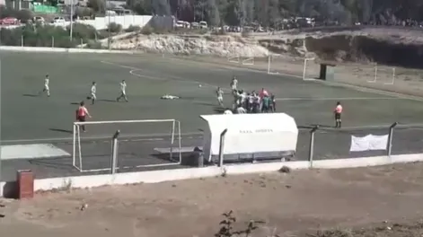 Le pateó la cabeza a su rival luego de que lo expulsaran
