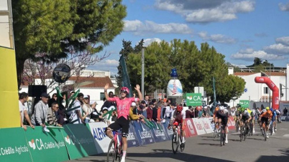 LA DEFINICIÓN de la etapa fue en embalaje masivo, y el sanjuanino perdió en el esfuerzo final con el joven británico.