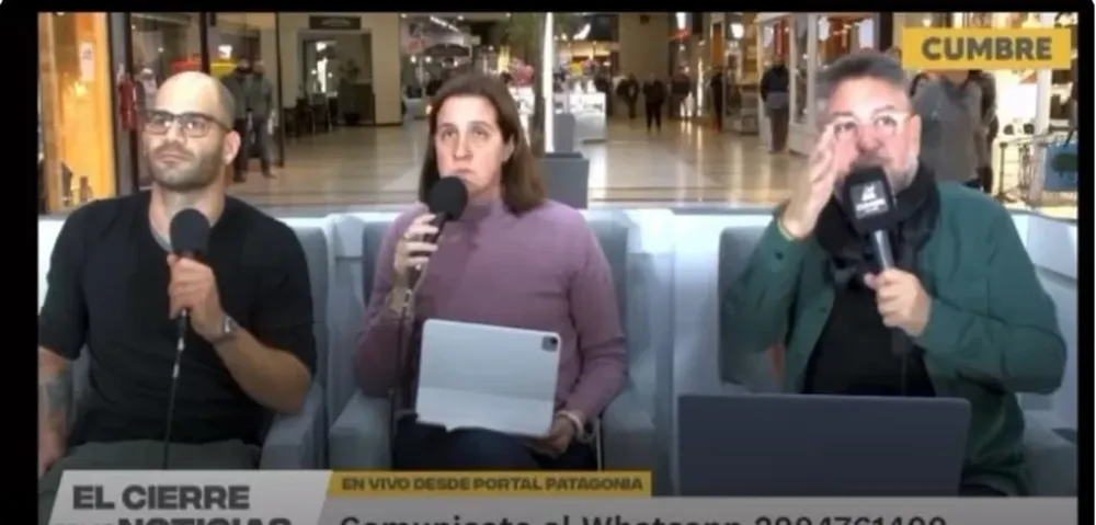 Tres ladrones asaltaron un shopping en medio de un móvil en vivo