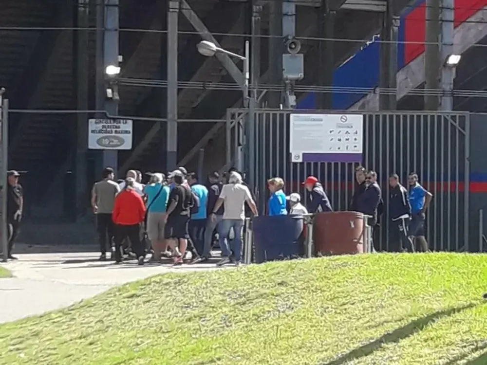 La barra brava de San Lorenzo presenció la práctica y “habló” con los jugadores
