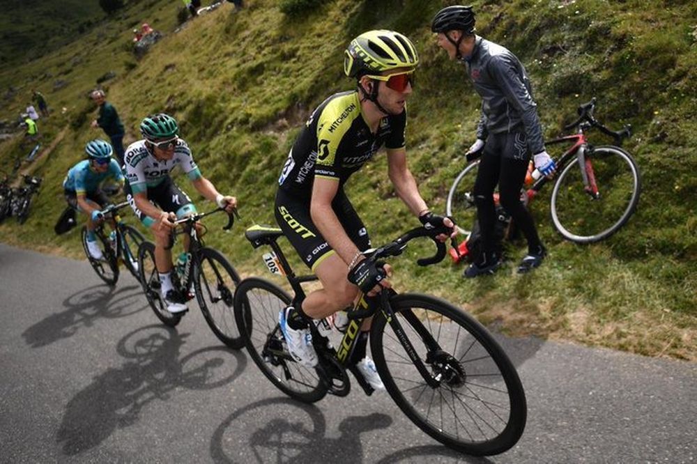 Simon Yates se impuso en la primera etapa de los Pirineos