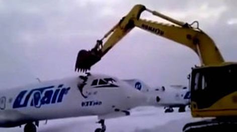 Destrozó un avión con una excavadora tras ser despedido