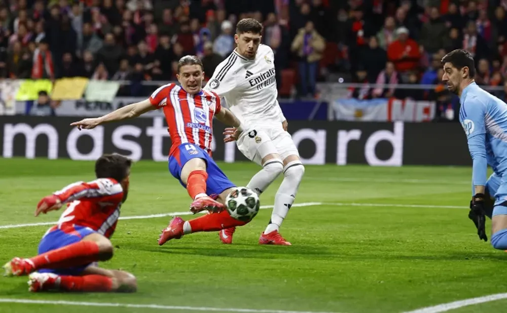 GALLHAGER convirte luego de un centro de De Paul y un taco de Julían. Iban 26 segundos y el Atlético igualó la serie.