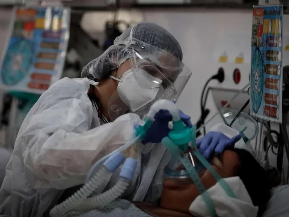 Fue a ver a su marido con coronavirus y lo estaba cuidando su amante