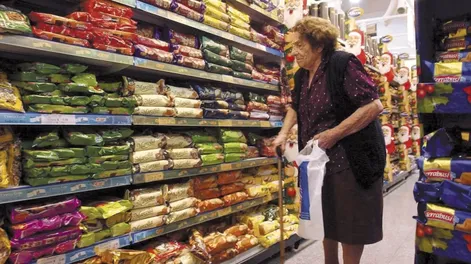 Las ventas en supermercados anotaron en agosto la quinta caída mensual consecutiva