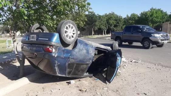 Viajaba con su madre, perdió el control del auto y volcaron: increíblemente resultaron ilesas