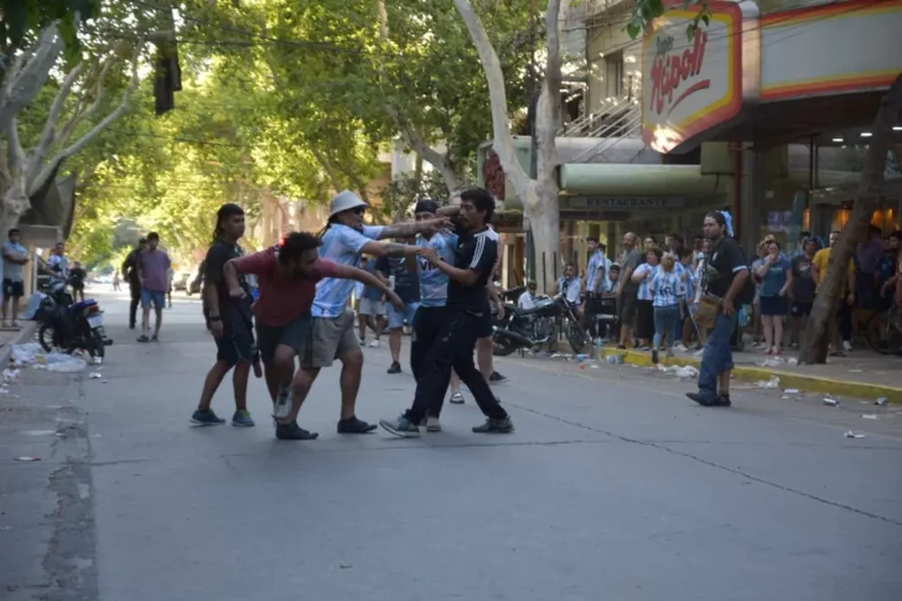 El lado B de los festejos en San Juan: corridas, destrozos y detenidos en el microcentro