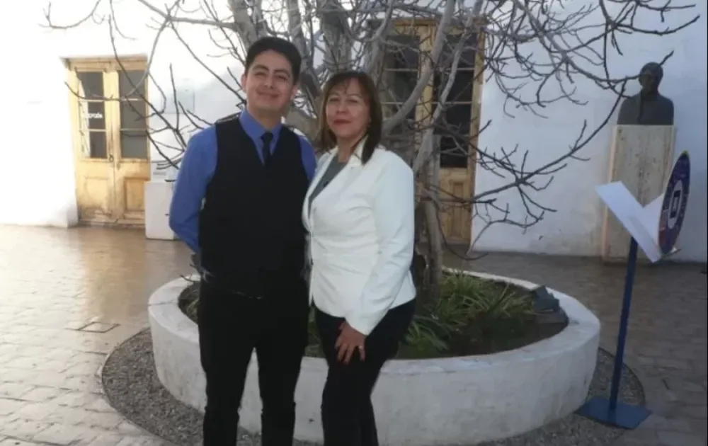 Ángel Vázquez, director del coro, junto a Lucía González, directora de la Casa Natal de Sarmiento.