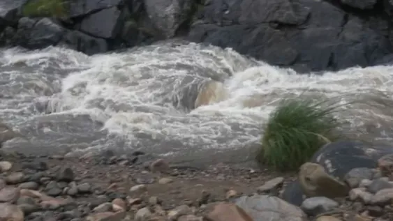 Intentó salvar a su hijo y murió ahogado