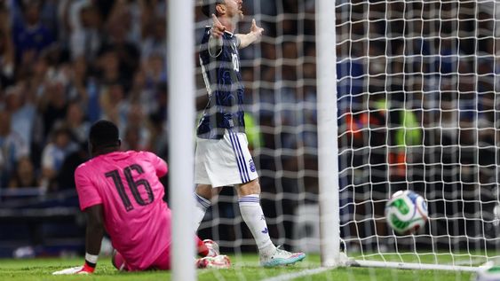 Postal. Messi festejando, el arquero en el piso y la pelota en el arco, Argentina se despidió con una sonrisa.