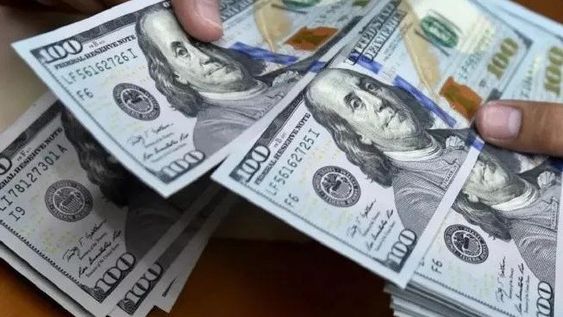 El FMI dice que el dólar oficial ‘está retrasado’ entre 15 y 25%