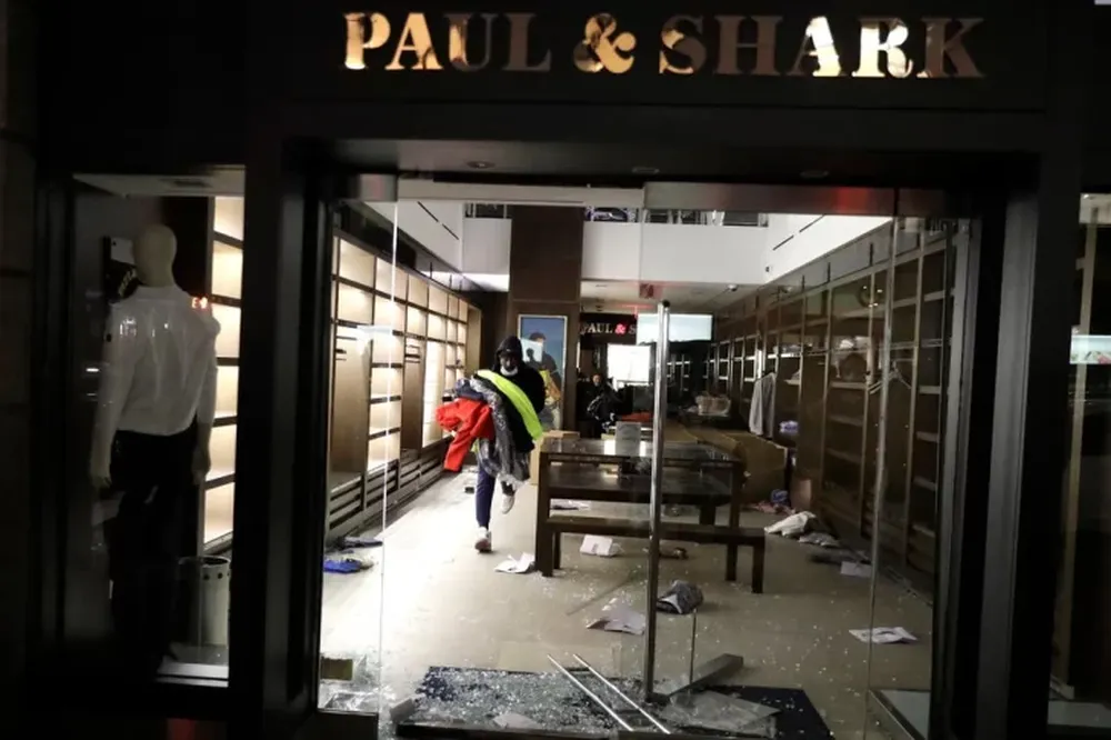 Máxima tensión: saqueos y corridas sobre la Quinta Avenida en Nueva York