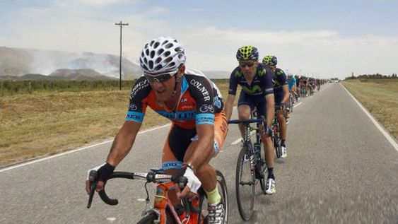 DE CABEZA. Con la casaca del San Luis Somos Todos, El Gringo marca el camino al pelotón, como le gustaba.