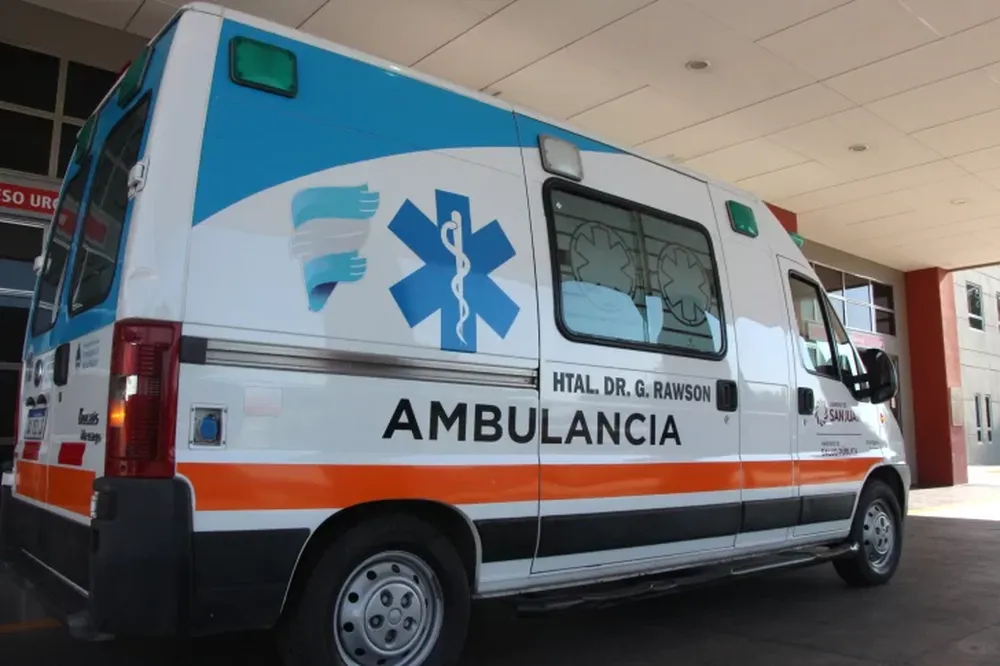 Una joven perdió el control de su auto y chocó contra una pared