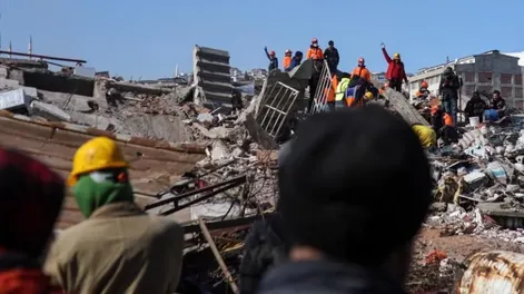 Sigue la búsqueda de sobrevivientes en Turquía y Siria: son 21 mil los muertos