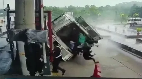 Impactante choque de una ambulancia en un peaje dejó cuatro muertos en India