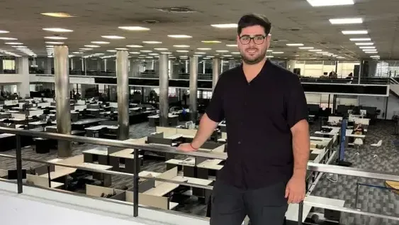 Leonel Adrover conoció la redacción de la Revista Caras donde es columnista.