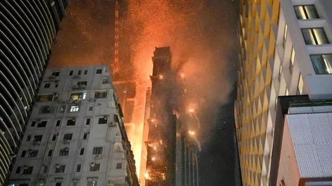 Impresionante incendio de un rascacielos en Hong Kong