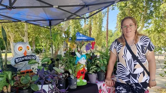 Convirtió su pasión en su principal fuente de ingreso y lleva 15 años sostenido con esfuerzo su vivero itinerante