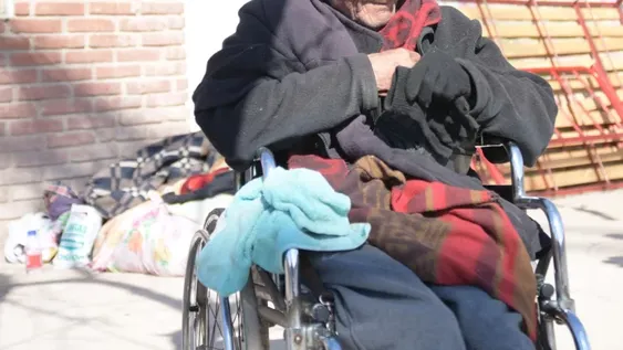 El anciano que quedó en la calle está con una hija, provisoriamente