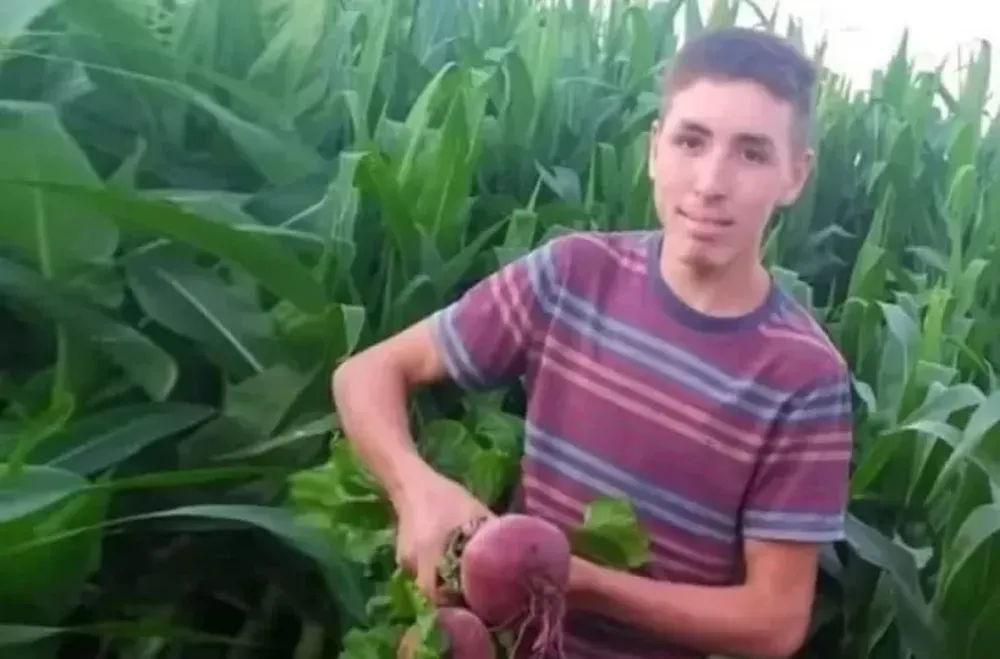 Tiene 13 años e inventó un sistema de riego con una rueda de bicicleta