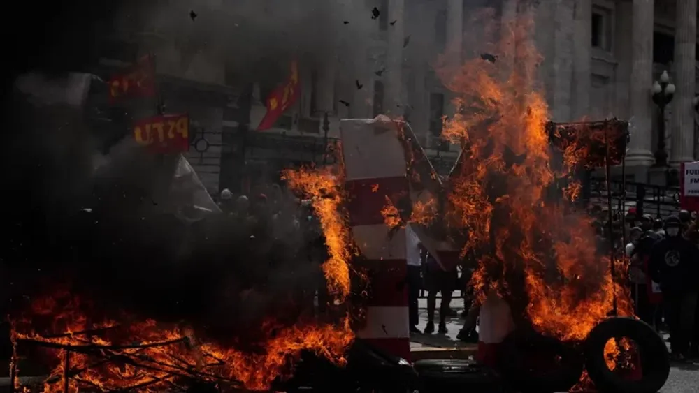 Congreso: violenta manifestación contra el acuerdo con el FMI