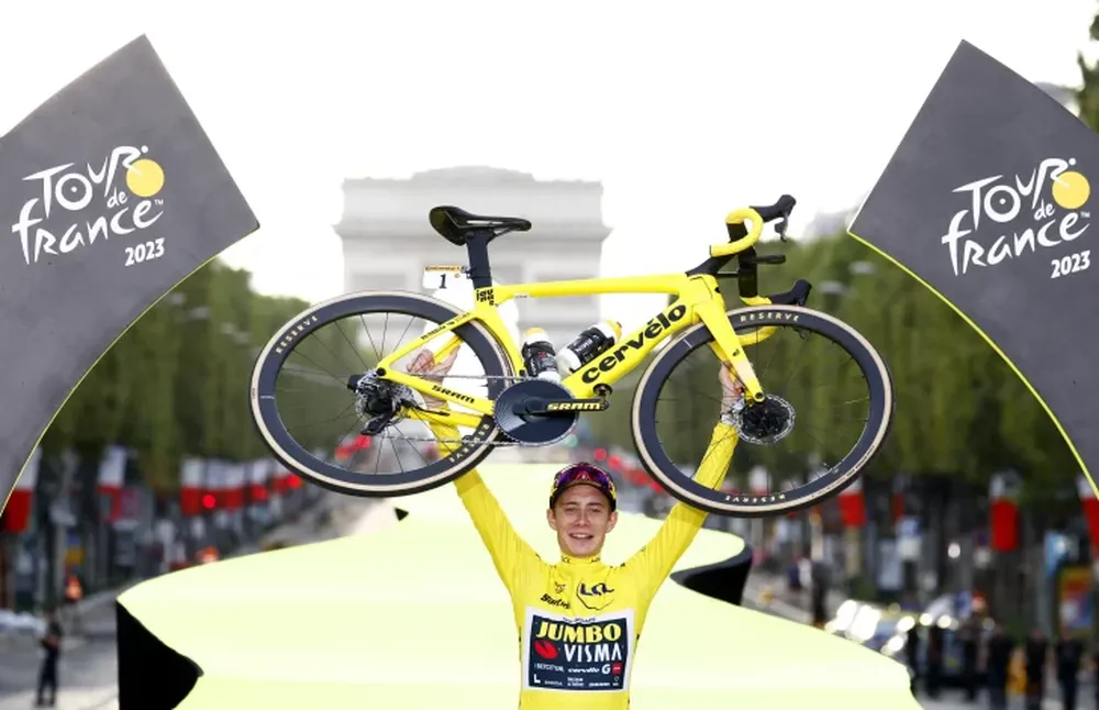 Vingeggard se paseó por Paris y ratificó que hoy es el mejor