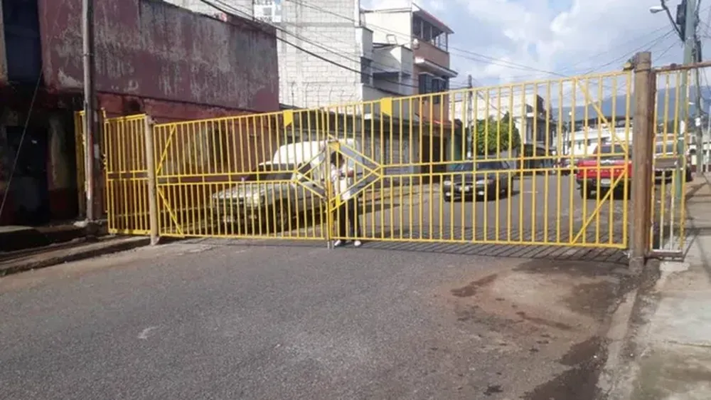 Una ciudad de Córdoba cerrará calles con portones nocturnos para combatir la inseguridad