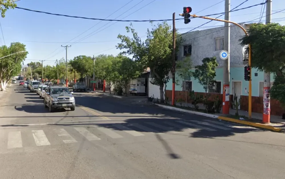 Un automovilista no dejó que le limpiaran el vidrio y recibió una trompada en el ojo