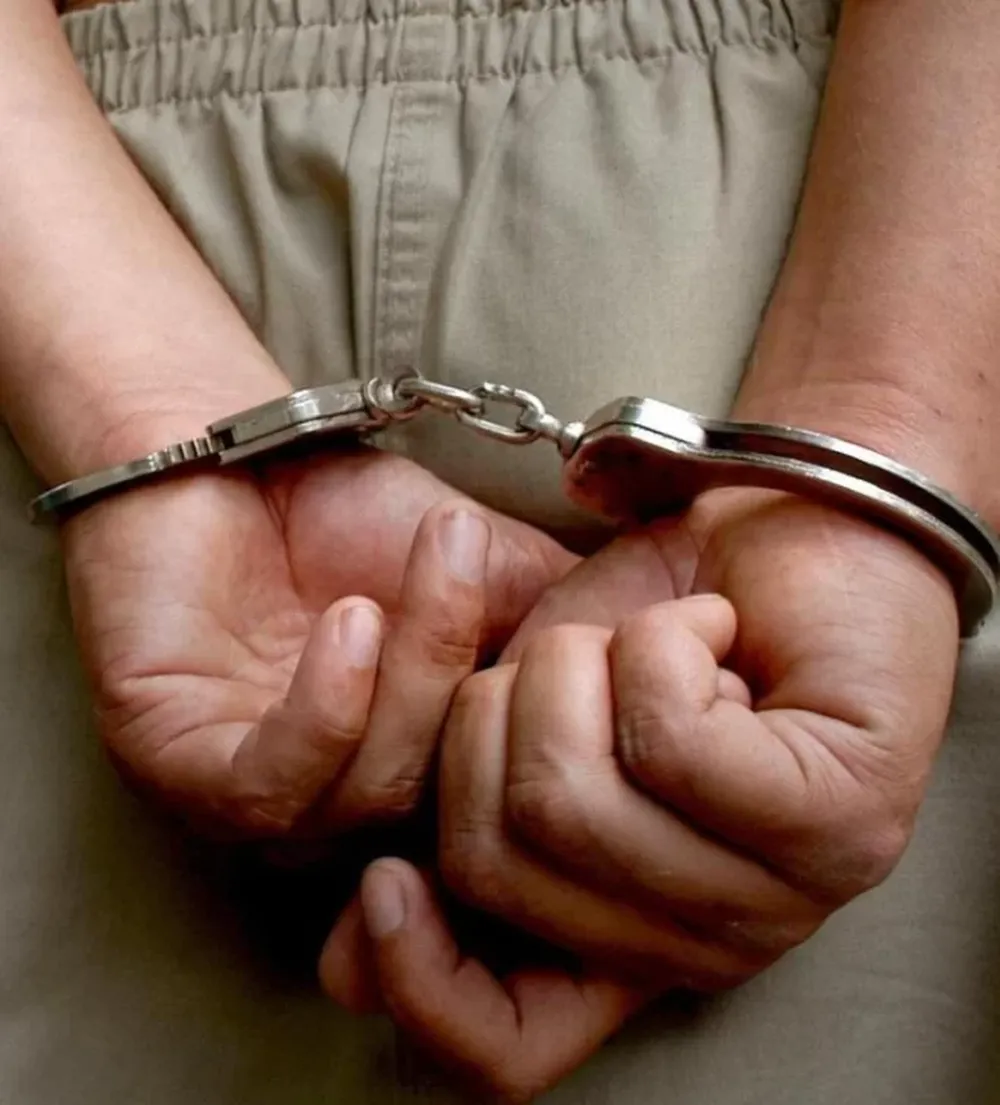 Salió a comprar, su expareja entró a su casa y le robó el celular