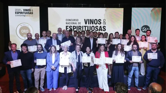 Los representantes de las bodegas premiadas recibieron su galardón.