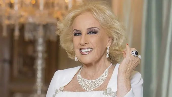Juana Viale reemplaza a Mirtha Legrand tras un cuadro gripal leve.
