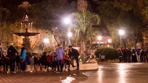 Dos chicas de 14 y 15 años, hospitalizadas luego de ser golpeadas en la Plaza 25 de Mayo