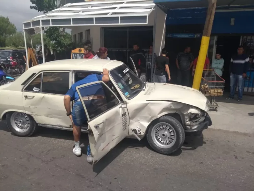 Dos autos chocaron y casi se meten a una carnicería santaluceña