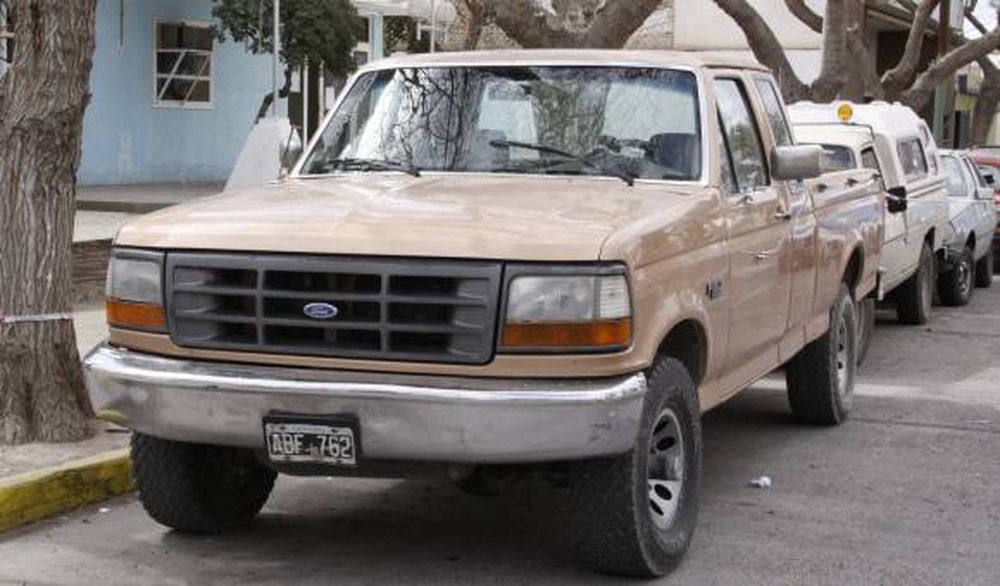 Roban camioneta y caen