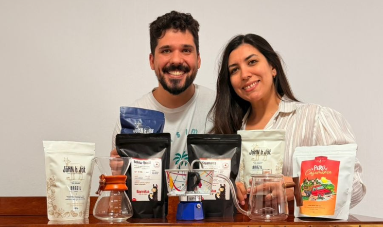 Él es pianista, ella comerciante, son pareja y juntos invitan a amantes e inexpertos a descubrir el café de especialidad en San Juan