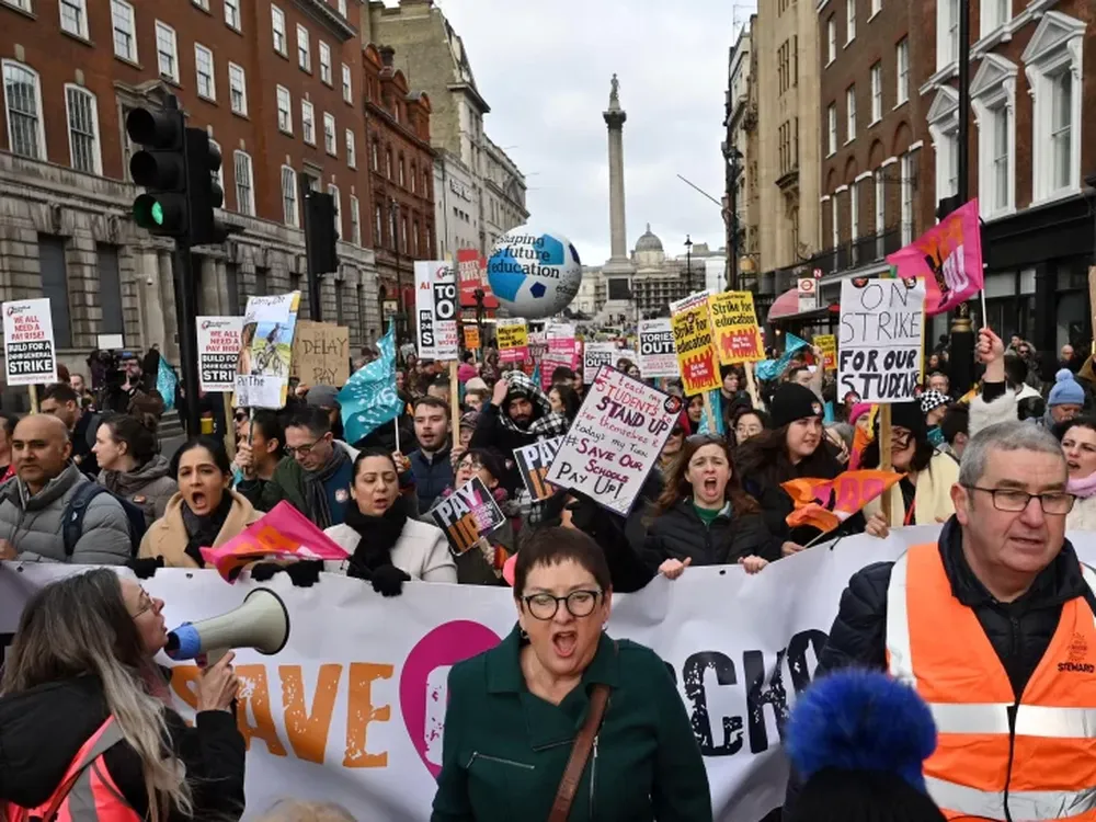 Casi medio millón de trabajadores británicos participan en histórica huelga