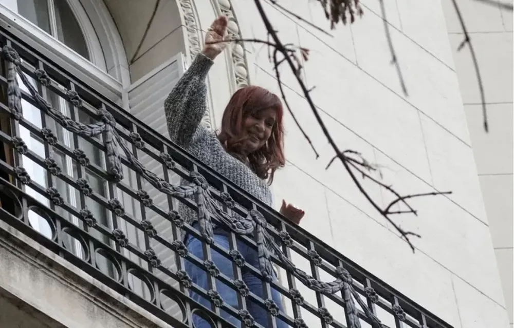 Cristina volvió a salir a saludar ayer, como cada día, a la militancia que hace la vigilia frente a su domicilio de donde saldría mañana.