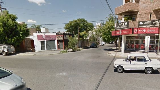 Vio cuando le robaron la cartera a su novia y huyeron en moto: los persiguió y los atropelló